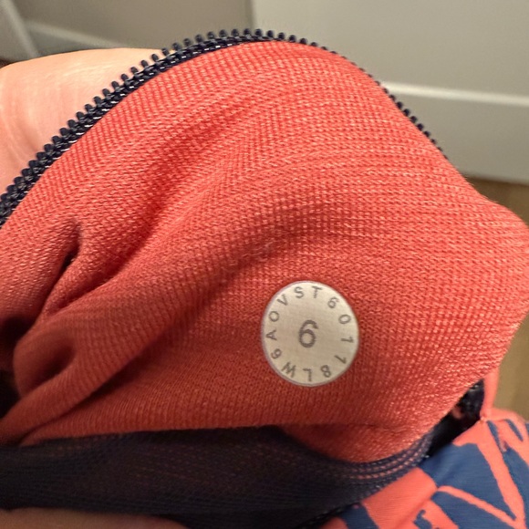 Lululemon Final Lap Crop *23" Size 6 - Picture 6 of 6